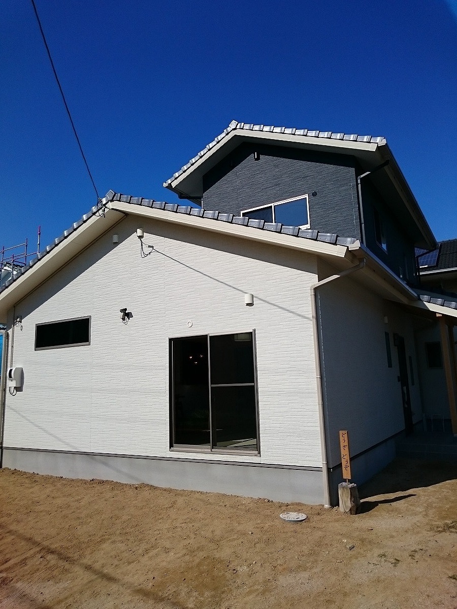 収納にこだわった、白と黒の和風瓦屋根の家